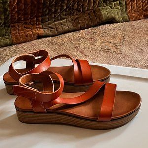 CUSHIONAIRE Women’s Platform Sandal